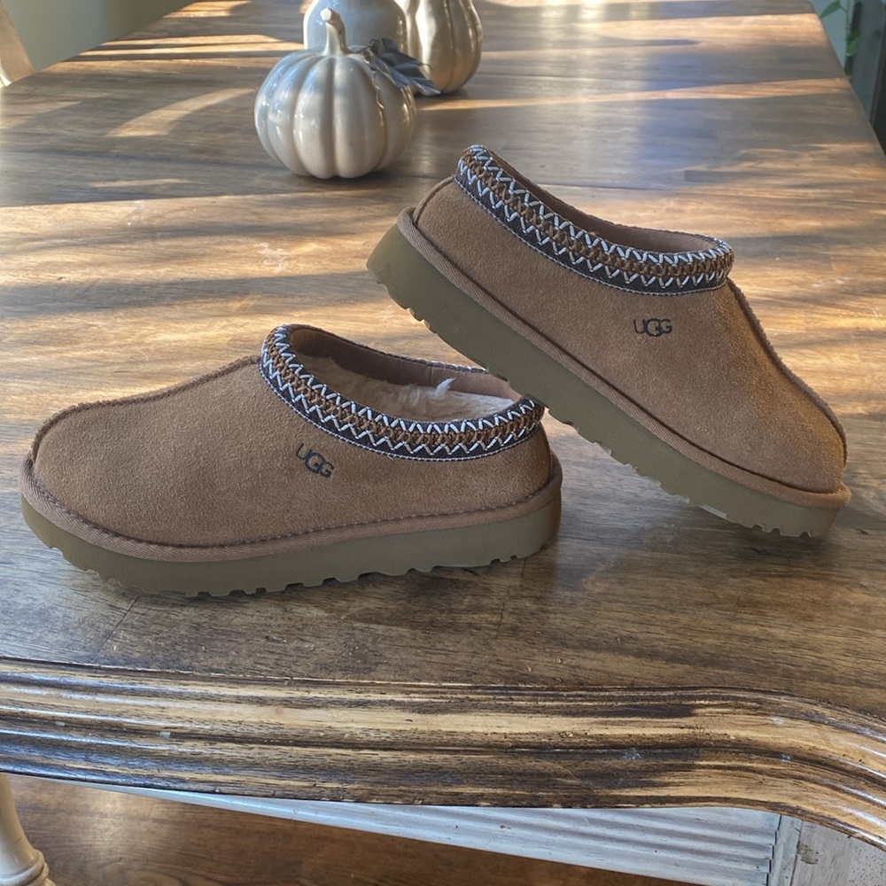 UGG Tasman Women’s size 6 Chestnut